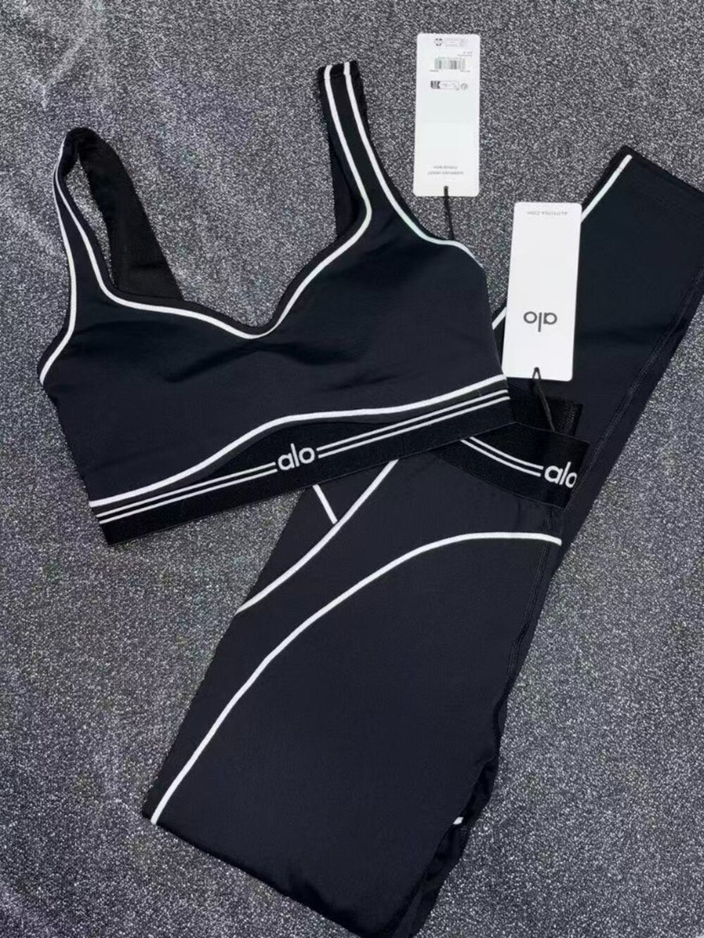 NWT ALO Yoga Airbrush Heart Throb Bra Legging Set Black White
